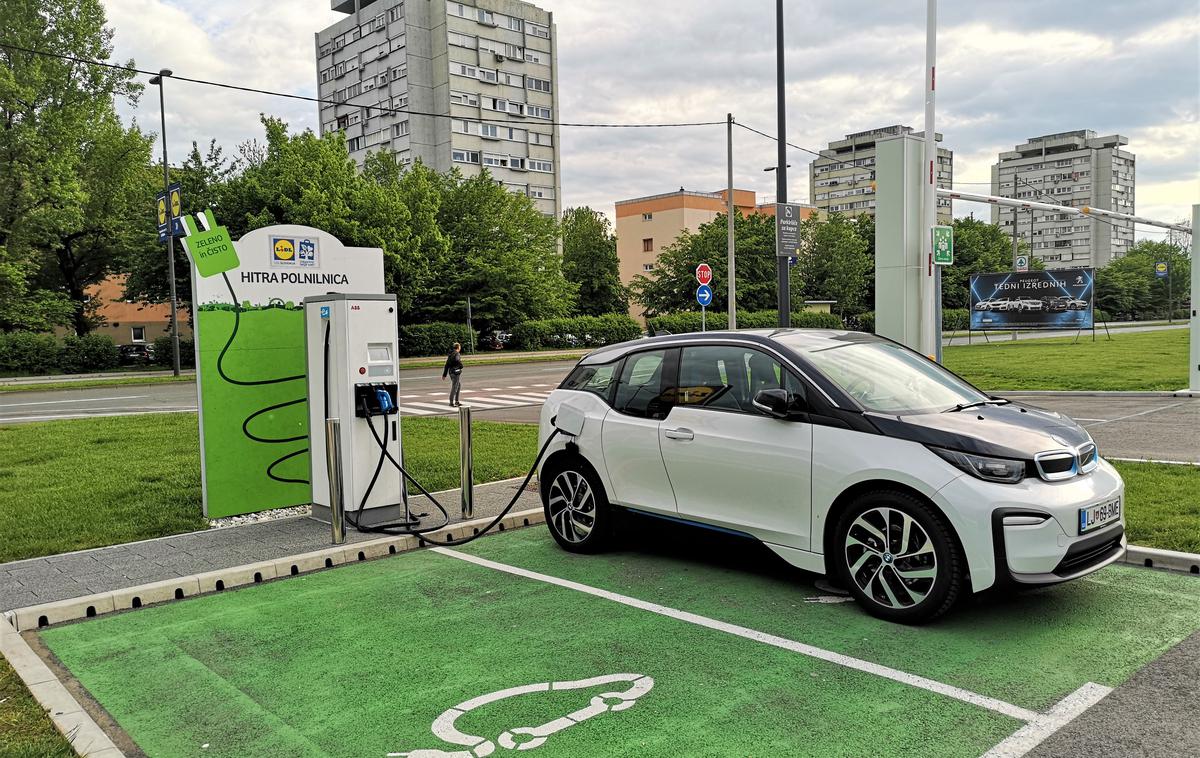 BMW i3 polnilnica | V pol ure nakupovanja se baterija lahko napolni tudi za novih 150 ali 200 kilometrov dosega. | Foto Gregor Pavšič