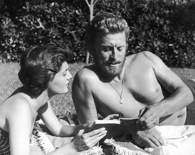 Kirk Douglas je bil v svojih najboljših letih magnet za ženske. Že od malih nog je bil obkrožen z ženskami, saj je imel kar šest sester in nobenega brata. Je pa – še zlasti v obdobju, ko hollywoodski zakoni propadajo kot po tekočem traku – zanimivo, da je z drugo ženo, Belgijko nemških korenin Anno Buydens (pravo ime Hannelore Marx), poročen že od leta 1954. Imata dva sinova – Petra in Erica. Na fotografiji: Kirk in Anne Douglas. | Foto: Getty Images