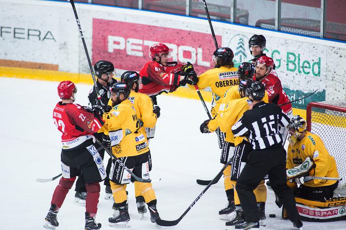 HDD Jesenice Val Pusteria | Hokejisti Jesenic so na četrti polfinalni tekmi 16 sekund pred koncem prejeli zadetek in izgubili z 2:3. O tem, kdo se bo Olimpiji pridružil v finalu, bo odločala peta torkova tekma v Italiji. | Foto Peter Podobnik/Sportida