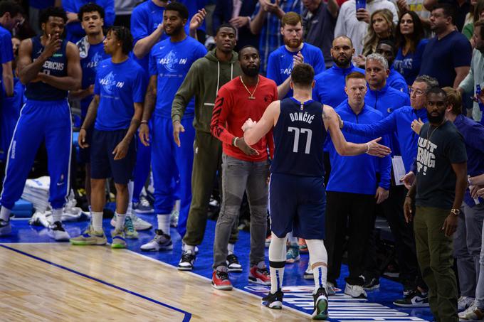 Luka Dončić je tekmo končal ob stoječih ovacijah svojih  soigralcev in navijačev v dvorani. | Foto: Reuters