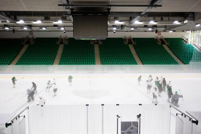 Tivoli je v zadnjih mesecih doživljal popravke, nova je ograda po standardih IIHF, največja atrakcija pa semafor kocka na sredini igrišča. | Foto: Grega Valančič/Sportida