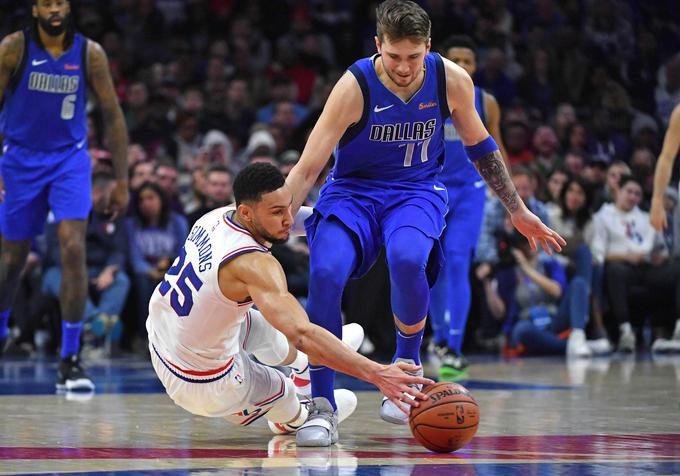 Avstralec Ben Simmons, ki je bil najboljši novinec prejšnje sezone, se je izkazal proti Dallasu s trojnim dvojčkom. | Foto: Reuters