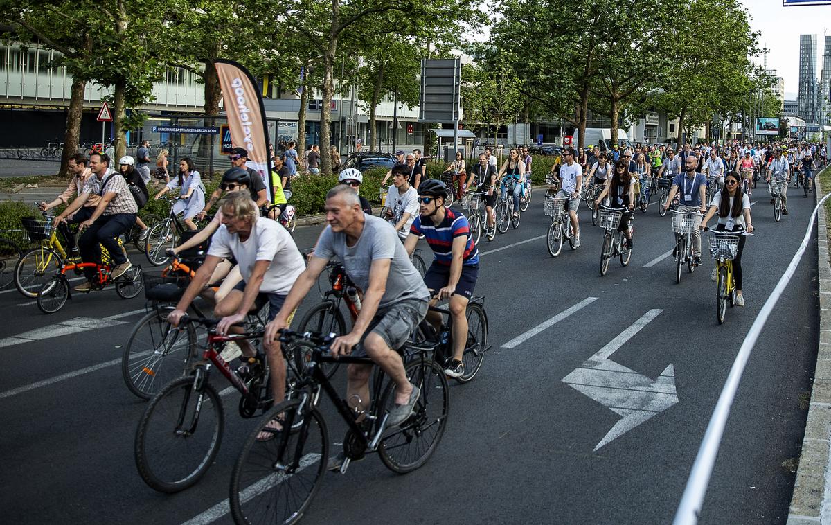 Velo-city 2022 | Kolesarska parada se je začela pred Gospodarskim razstaviščem in nadaljevala po mestnih ulicah s ciljem na Kongresnem trgu. Udeleženci parade so prevozili 11 kilometrov. | Foto Ana Kovač