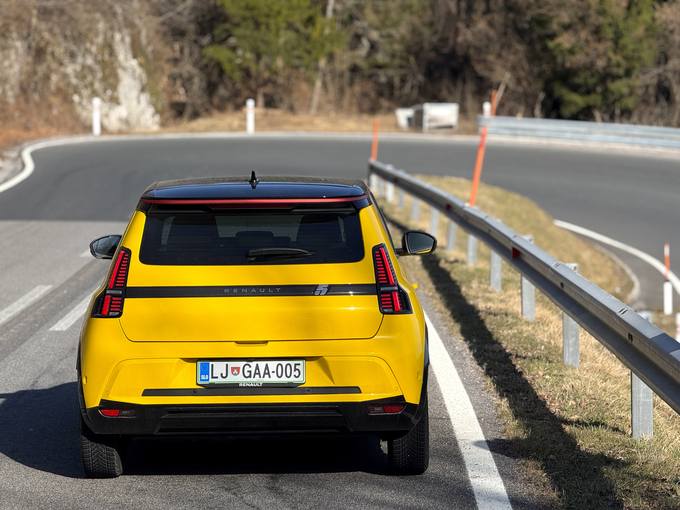 Renault 5 je dokaj ozko usmerjen avtomobil in to ne zaradi električnega pogona. Praktičnost potiska na stran in nagovarja predvsem vozniška čustva in zabavo na cesti.  | Foto: Gregor Pavšič