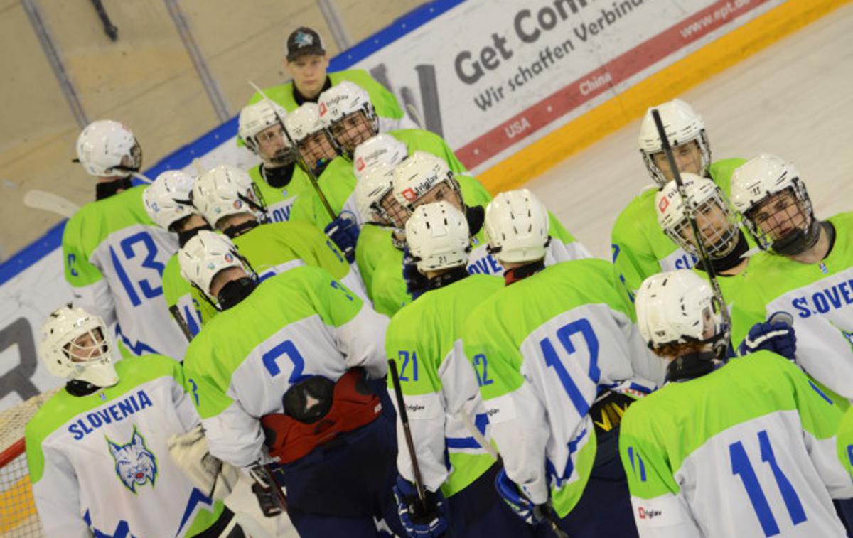 slovenska hokejska reprezentanca U18 | Mlada slovenska reprezentanca je na zadnji tekmi SP tretjega razreda z 1:7 priznala premoč Avstrijcem in osvojila predzadnje mesto. S točko manj so bili zadnji Britanci, ki so izpadli razred nižje, napredovali so Japonci. | Foto Hokejska zveza Slovenije