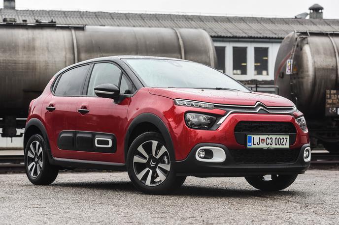 Citroen C3 | Citroën gradi prepoznavnost svojih modelov od spredaj z ovalnima elementoma okoli meglenk in letvama, ki tvorita strešici in se razcepita v območju žarometov. | Foto Gašper Pirman