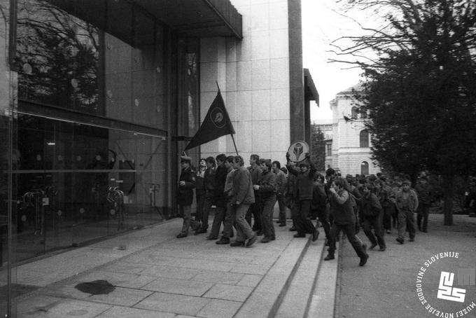 Leta 1987 je bilo v Sloveniji tristo stavk, med njimi je bila najbolj znana tista v Litostroju. | Foto: Marjan Miro Dobovšek, hrani MNZS.