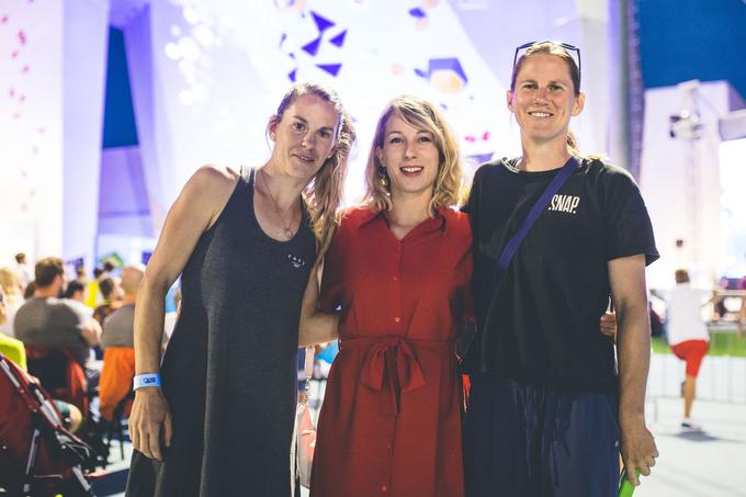 Natalija Gros Kunaver (v sredini), s sestrama Majo Štremfelj, nekoč Vidmar (levo), ki z možem Anžetom Štremfljem v Kranju uspešno vodi plezalni center First Ascent, in Katja Vidmar, mednarodna postavljalka plezalnih smeri. | Foto: Grega Valančič/Sportida