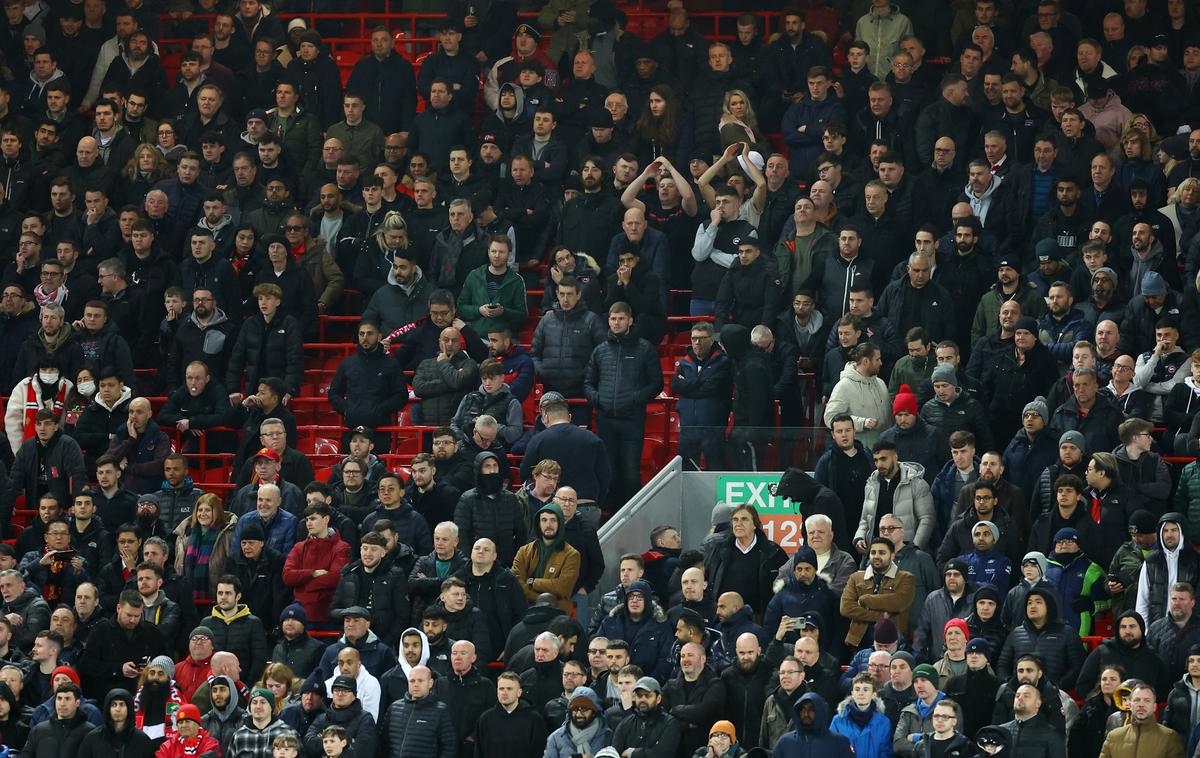 Manchester United navijači | Navijači Manchester Uniteda so predčasno zapuščali Anfield. | Foto Guliverimage