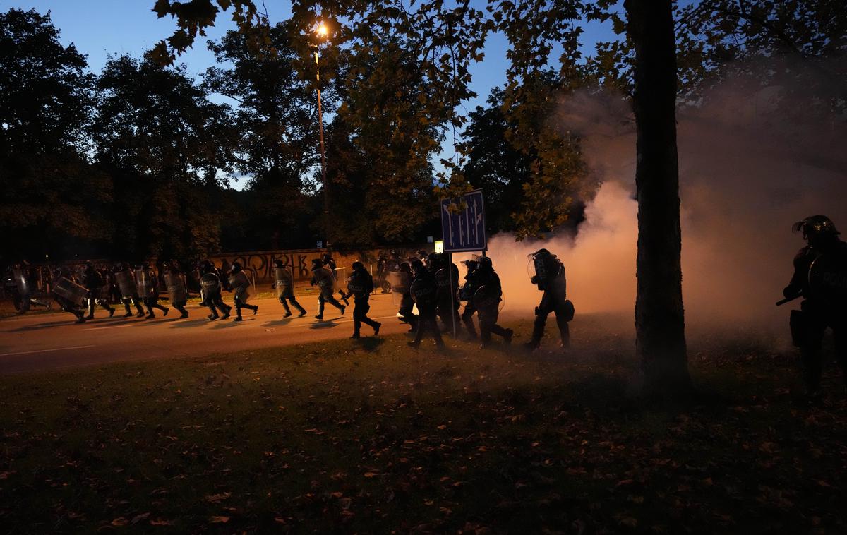 protesti | Uporaba prisilnih sredstev je bila po oceni komisije sorazmerna načinom, sredstvom in moči upiranja ter napadov na policiste. Kljub velikemu številu uporabljenih prisilnih sredstev komisija ni ugotovila, da bi bile osebe, zoper katere so bila uporabljena, poškodovane. | Foto Guliverimage