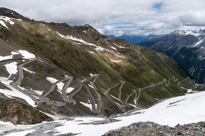 Izredno ovinkasta cesta na prelaz Stelvio, kultno motoristično središče. | 18 mm, f/9, ISO-100, 1/400 sekunde | Foto: Peter Susič