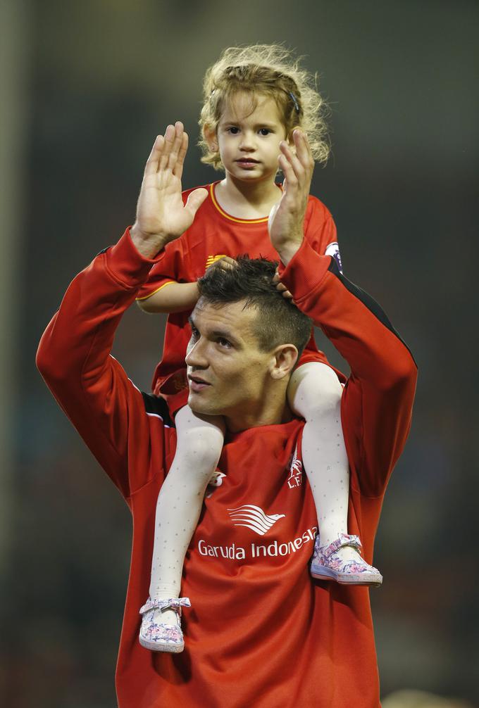 Dejan Lovren pogosto pripelje na zelenico hčerko Eleno. | Foto: Reuters