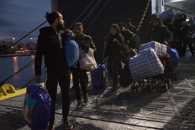 Micotakis nagovarja grške volivce tudi s tršo politiko do migracij. Na fotografiji: ladja z migranti v Grčiji leta 2017. | Foto: Guliverimage