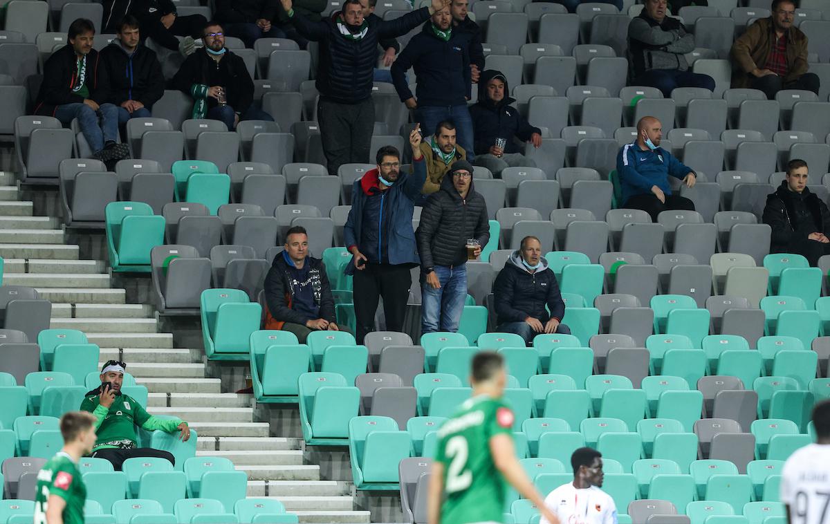 Olimpija Tabor | Določbi, ki ureja prisotnost gledalcev na športnih tekmovanjih, je dodano, da izključno na sediščih ne velja medosebna razdalja 1,5 metra, med uporabniki pa mora biti eno sedišče prosto, razen med osebami iz skupnega gospodinjstva. | Foto Vid Ponikvar