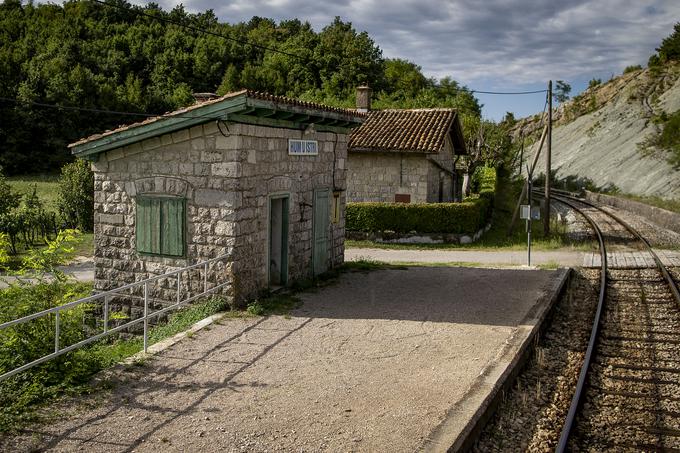 Postajališče mesteca Hum u Istri, ki mu rečejo "najmanjše mesto na svetu". | Foto: Ana Kovač