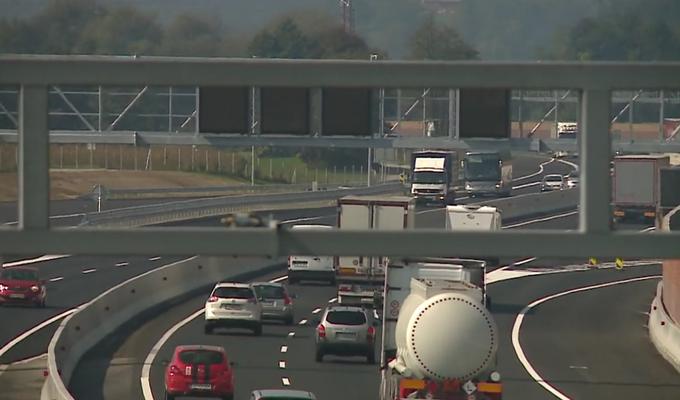 Voznikom ni treba več zavirati pred cestninsko postajo, ki so jo začeli podirati pred več kot dvema mesecema. | Foto: Planet TV