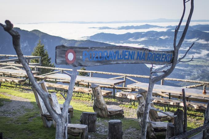 V letošnji sezoni so obnovili mize in v okolici doma postavili lesene ležalnike, ki so delo oskrbika, ki je izučen gozdar. | Foto: Bojan Puhek