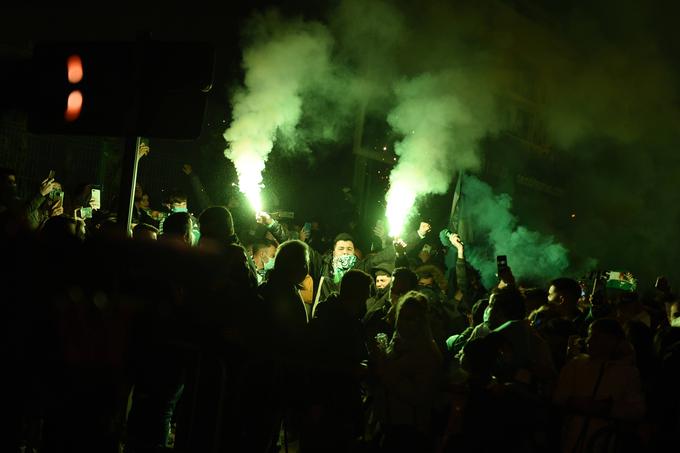 Pred tekmo so imeli navijači bakljado pred stadionom. | Foto: AP / Guliverimage