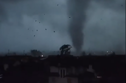 V Milanu ledena reka toče in tornado #video