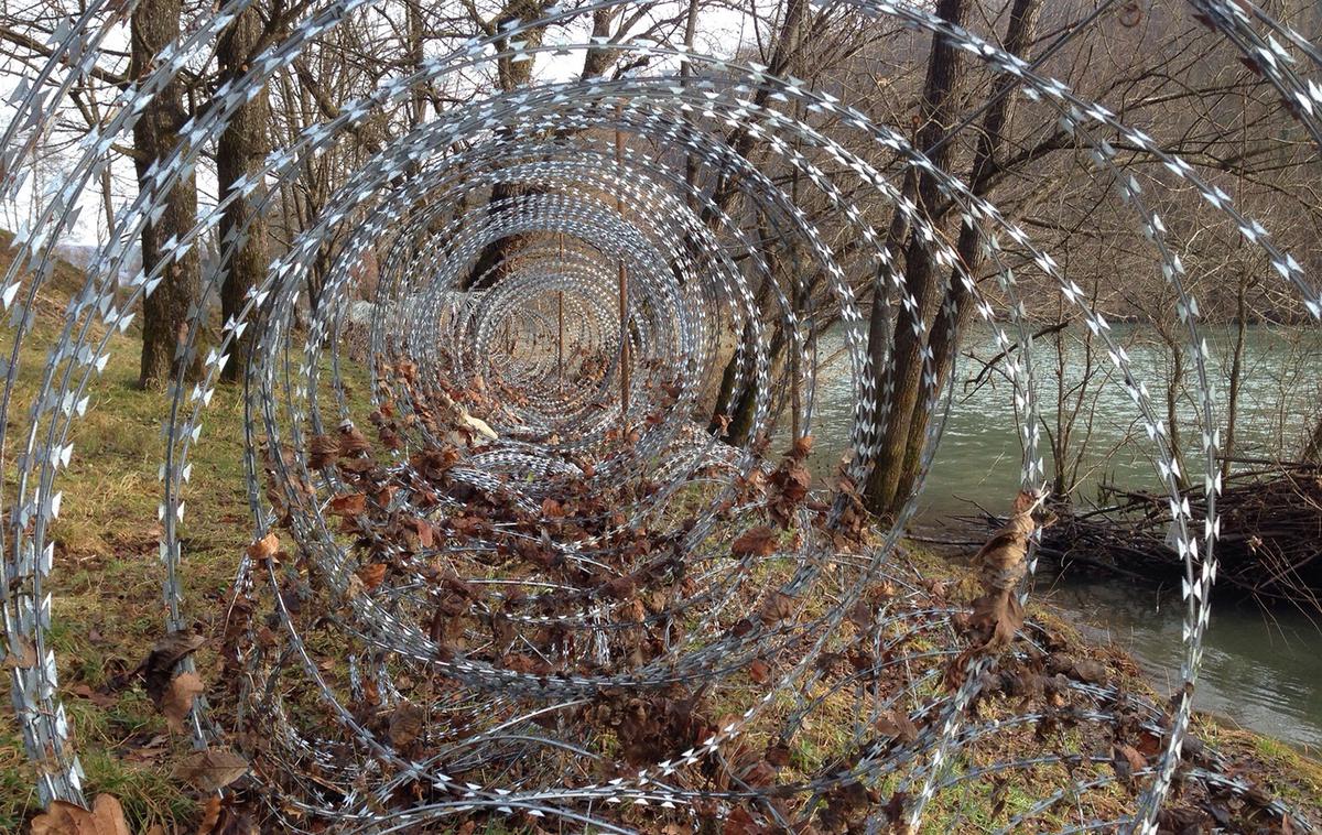 ograja | "Ograja je bila postavljena kot začasen instrument," je na seji vlade dejala ministrica za notranje zadeve Tatjana Bobnar. | Foto Bojan Puhek