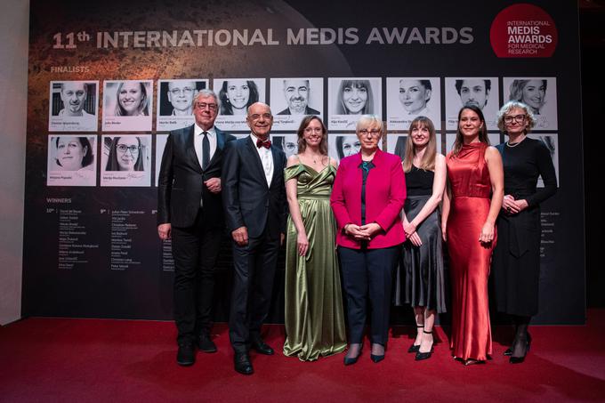 Prof. dr. Borut Štrukelj, mag. farm., Tone Strnad, mag. farm., Vesna Marija van Midden, dr. med., dr. Nataša Pirc Musar, dr. Alja Kavčič, dr. med., mag. Maja Strnad Cestar in dr. Martina Perharič, mag. farm. | Foto: Medis