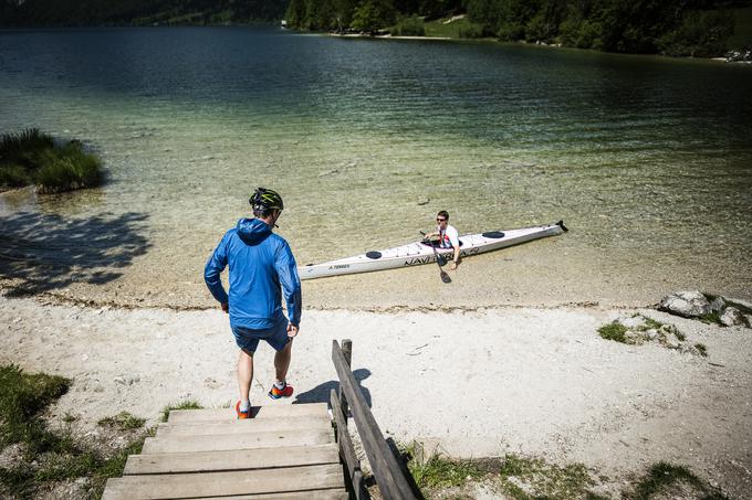 Matej Pobežin teče po štafeto in nadaljuje proti Pokljuki. | Foto: Arhiv FreeApproved/Peter Podobnik