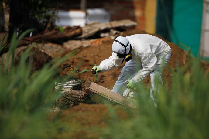 umor | Forenzični preiskovalci preiskujejo kraj zločina. | Foto Reuters