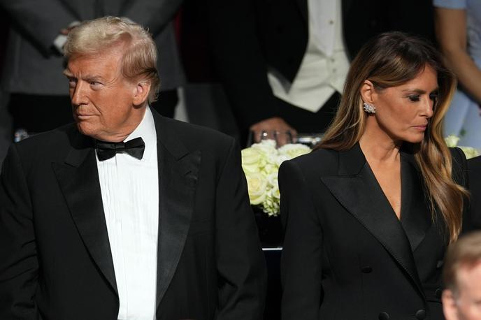 Donald in Melania Trump | Politika je igra in zakonca Trump sta uigran par. Donald s svojim robatim in brezobzirnim slogom nagovarja volivce, ki bi imeli radi v Beli hiši močnega in trdorokega predsednika, Melania pa s svojim mehkim in sočutnim pristopom nagovarja volivke, ki bodo ključne, če hočeta Trumpova znova v Belo hišo. | Foto Guliverimage