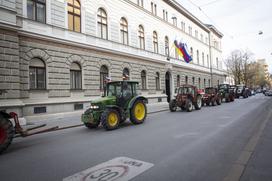 Protestni shod Sindikata kmetov Slovenije. Traktor, kmet, protest.