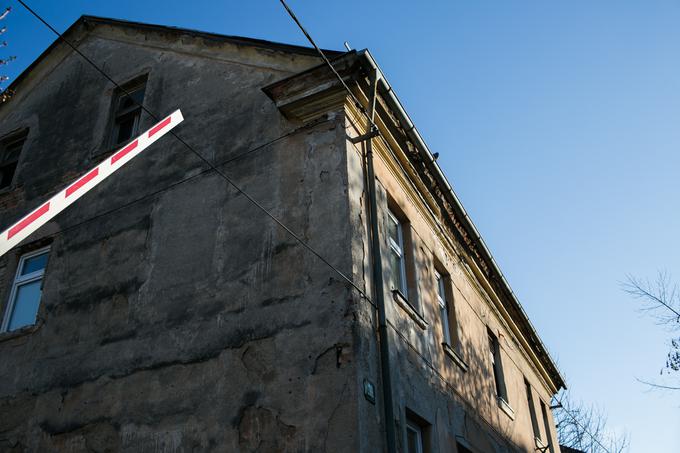 Trgovanje z rabljenimi družinskimi hišami se je lani izjemno razmahnilo. Prodanih je bilo dobrih dva tisoč družinskih hiš, kar je največ odkar jo spremljajo na statističnem uradu. A velika ponudba je vplivala na nadaljevanje zniževanja njihovih cen, ki traja že od leta 2008. | Foto: Matej Leskovšek