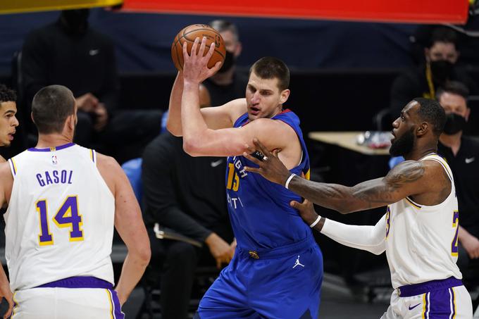 Nikola Jokić je k zmagi Denverja, ki je s 122:105 premagal Los Angeles Lakers, prispeval 23 točk, 16 skokov in 10 asistenc. | Foto: Guliverimage/Getty Images