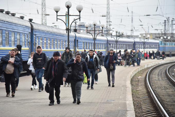 Begunci iz Ukrajine lahko za začasno zaščito zaprosijo že ob prehodu meje, in sicer tako, da na policiji izpolnijo vlogo in predložijo vse dokumente oz. dokaze, ki so potrebni za odločanje o začasni zaščiti. To velja tudi za tiste begunce, ki bi v Slovenijo vstopili nezakonito, in za tiste, ki se že nahajajo v Sloveniji. | Foto: AP / Guliverimage