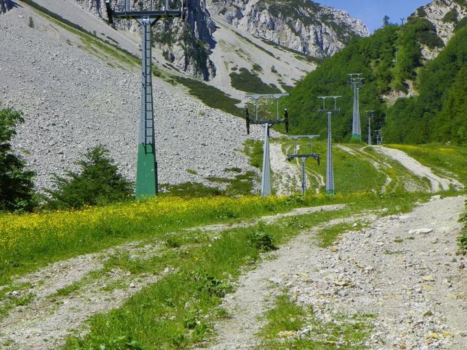 Leta 2017 so iz varnostnih razlogov z območja Zelenice odstranili še zadnje ostanke sedežnice. Vir fotografije: mojaobcina.si/trzic.  | Foto: 