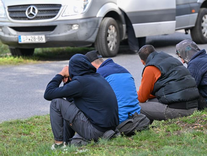 Med migranti, ki nezakonito prehajajo slovensko državno mejo, prevladujejo Sirci (letos več kot 14 tisoč), kar je verjetno povezano z ukrepi Turčije, ki zapira begunska taborišča na svojem ozemlju. Sirci potem odhajajo v zahodno Evropo, na poti tja pa prečkajo Slovenijo. Fotografija je simbolična. | Foto: Guliverimage