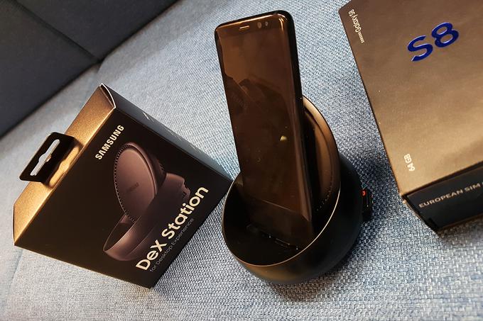 Ob predstavitvi pametnih telefonov Samsung Galaxy S8 in S8+ je južnokorejski tehnološki velikan predstavil tudi priključno postajo Samsung DeX Station, ki tema dvema modeloma pametnih telefonov (in za zdaj še vedno samo njima) omogoča priklop na vse periferne naprave, ki smo jih vajeni pri delu z osebnim računalnikom. | Foto: Srdjan Cvjetović