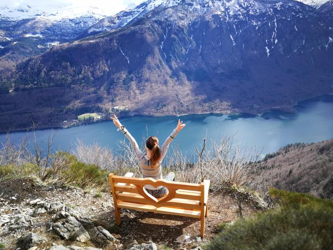 Največji hit med klopcami ljubezni je klopca na Vogarju, ki ponuja osupljiv razgled na Bohinjsko jezero. | Foto: 