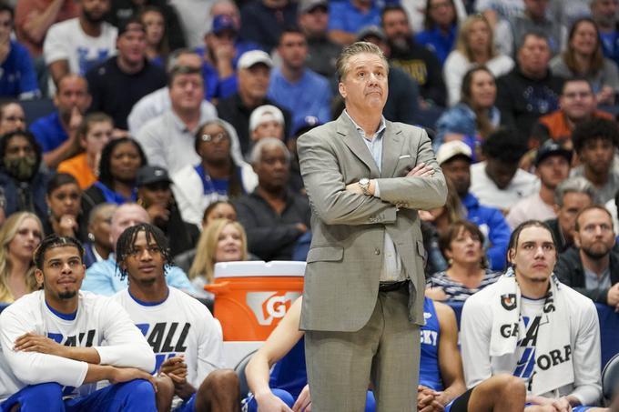 John Calipari, glavni trener ameriške univerzitetne košarkarske ekipe Kentucky Wildcats, ki zastopa univerzo Kentucky, je navdušen nad rudarjem, ki je sina pripeljal na košarkarsko tekmo. | Foto: Guliverimage/Vladimir Fedorenko