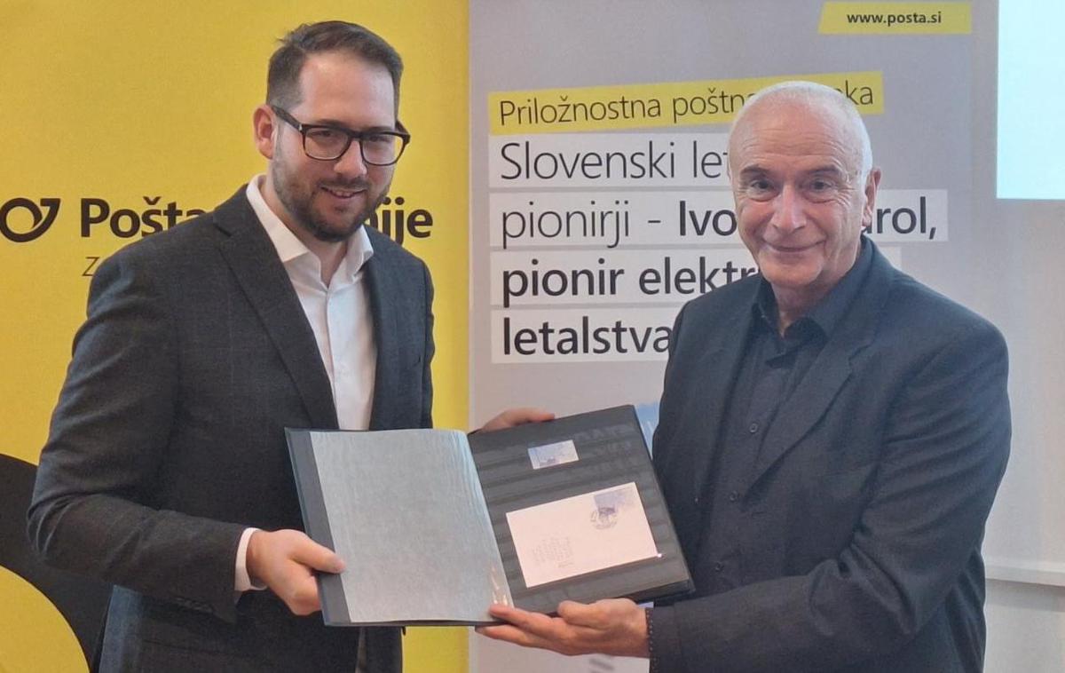 Boscarol znamka | Boscarolu je prvo znamko z njegovo podobo izročil Matej Raspet iz Pošte Slovenije. | Foto Pošta Slovenije