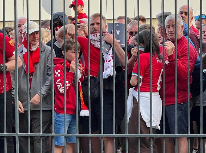 Veliko krivdo so pripisovali tudi kaosu s ponarejenimi vstopnicami. | Foto: Reuters