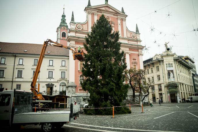 Nameščanje novoletnih lučk na Tromostovju | Foto Ana Kovač