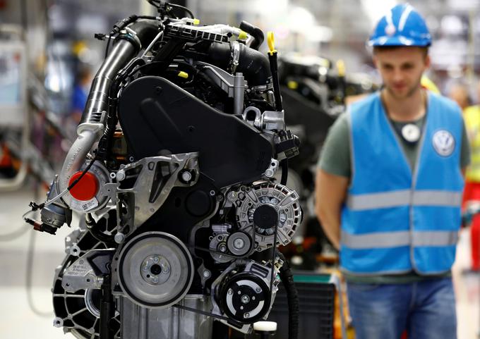 Odpuščanja bodo Volkswagnu do leta 2022 pomagala znižati stroške za 3,7 milijarde evrov. | Foto: Reuters