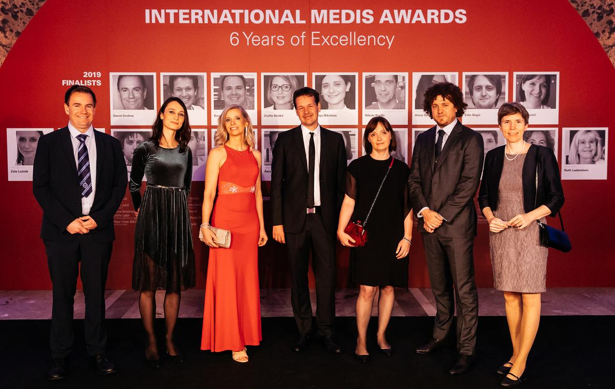 Medis | Lanski slovenski finalisti International Medis Awards (od leve proti desni):  dr. David Drobne, dr. med.; dr. Zala Lužnik, dr. med.; mag. Tanja Soklič Košak, dr. med.; dr. Gregor Novak, dr. med.; dr. Petra Bogovič, dr. med.; dr. Klemen Dovč, dr. med.; in doc. dr. Alojzija Hočevar