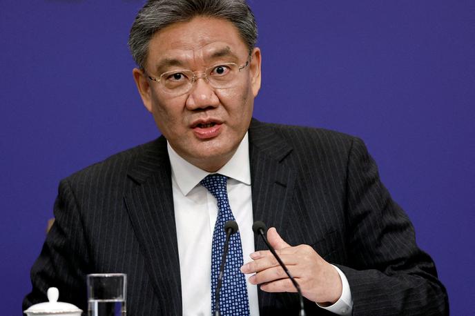 Wang Wentao | Wang Wentao, kitajski trgovinski minister, prihaja na srečanje s francosko vlado.  | Foto Reuters