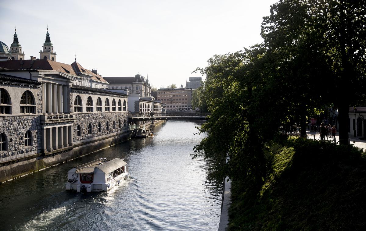 Ljubljanica | Truplo so zvečer opazili mimoidoči in poklicali policijo. | Foto Ana Kovač