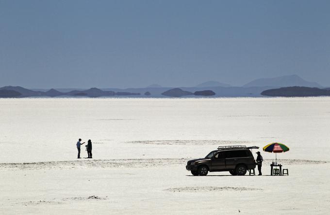 Bolivijska vlada je na planjavi Salar de Uyuni šele v začetku letošnjega leta zagnala pilotni projekt pridobivanja litijeve rude, masovna proizvodnja pa je oddaljena še vsaj nekaj let. Velika težava pridobivanja litija na tej lokaciji je, da je litijevemu karbonatu primešanega veliko magnezija, zaradi česar je izolacija litijeve rude težavna in predvsem draga.  | Foto: Reuters