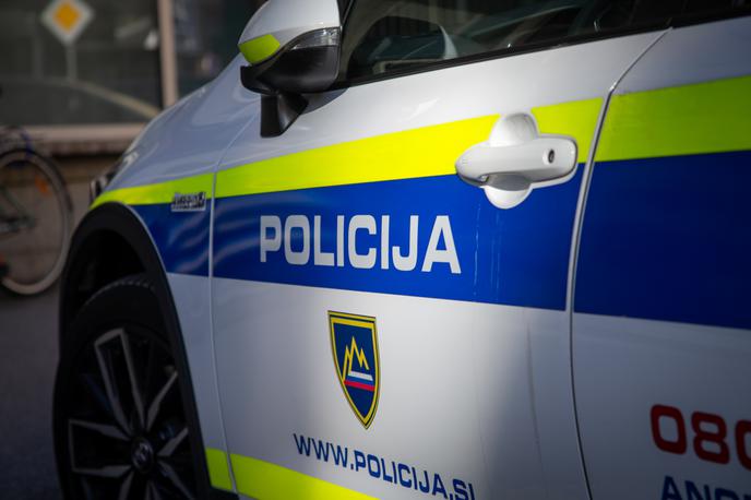 Slovenska policija | Policisti nadaljujejo zbiranje obvestil in ugotavljanje vseh okoliščin. Opravljajo razgovore s predstavniki šole in otroci. | Foto Mija Debevec Doničar