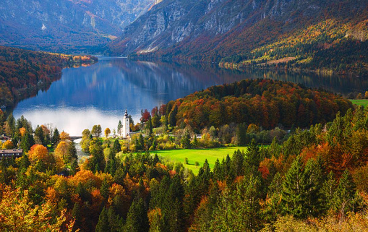 Bohinjsko jezero | "Dolgoročno bi morali Slovenci spremeniti odnos do svoje države in svojega naroda. Če bi se odločili v tem času preživeti kak dan nekje drugje v Sloveniji, bi vsaj malo spoznali svojo državo, ker je ne poznajo dovolj. In več kot je bodo videli, bolj jo bodo imeli radi, saj je res čudovita," pravi Žanna Korošec.