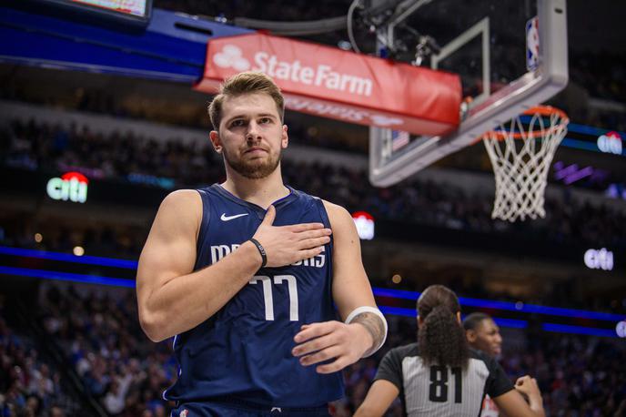 Luka Dončić | Luka Dončić in Dallas Mavericks bodo ponoči (ob 2. uri po slovenskem času) gostovali pri New York Knicks. Večina pozornosti bo tokrat usmerjena v Latvijca Kristapsa Porzingisa, ki je v dresu Kratkohlačnikov preživel tri sezone, nato pa klub na lastno željo zapustil. Mnogi mu poteze še zdaj niso oprostili. | Foto Reuters