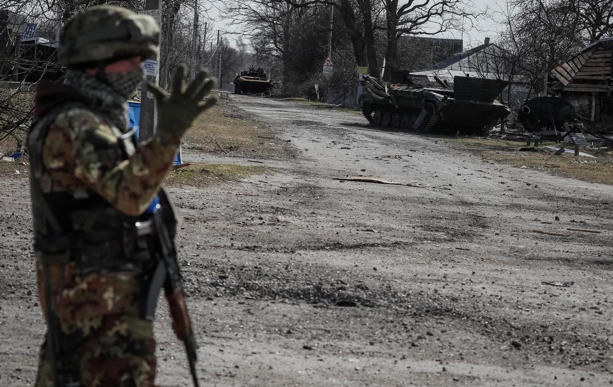 Ruski tanki | Ker njihovi nadrejeni znižujejo plače, so vojaki primorani prodati gorivo iz rezervoarjev in rezervne dele tankov. | Foto Reuters