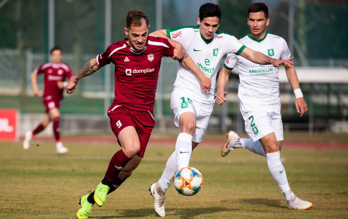 Matija Burin | Matija Burin (v sredini) se je v preteklosti že dokazoval pri Olimpiji, kjer je igral za mlajše selekcije, pa tudi člane. | Foto Vid Ponikvar